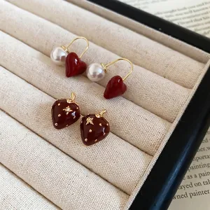 Orecchini vintage a fragola e cuore con perle e smalto rosso su vassoio