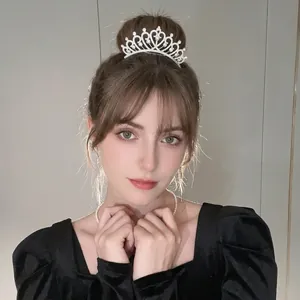 Serre-tête couronne élégant en argent avec perles et strass porté par un mannequin