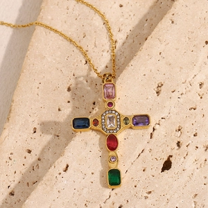 Collier Pendentif Croix En Acier Inoxydable Plaqué Or 18K Vintage Avec Zircon Coloré Strass Style Français Élégant Femme