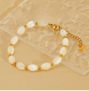 Detail of baroque pearl bracelet with gold-plated stainless steel clasp and chain