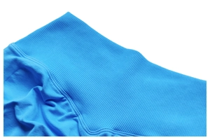 Detail der hohen gerippten Taille und Scrunch-Po-Naht bei blauen nahtlosen Yoga-Shorts