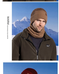 Ensemble bonnet et tour de cou en tricot d'hiver avec doublure polaire sur un mannequin homme