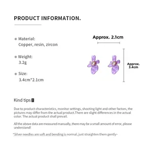 Détails de boucles d'oreilles fleurs en résine violette avec zircon et dimensions