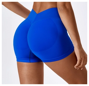 Détail du short de yoga bleu électrique à taille haute avec effet push-up plissé