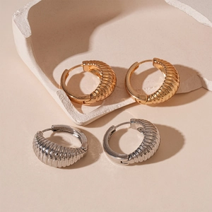 Orecchini a cerchio a coste lucidi in oro e argento con stile geometrico vintage