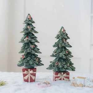 Boîte à musique sapin de Noël en résine avec base de cadeau rouge et décors de neige