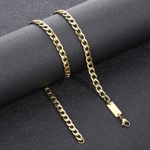 Detail of 7mm golden stainless steel Cuban chain with lobster clasp and engravable tag