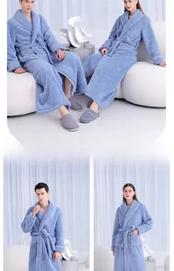 Gros plan d'un peignoir en peluche bleu clair épais avec col châle et texture douce