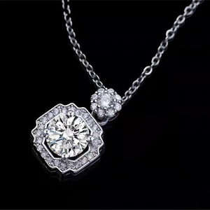 Vista dettagliata di un ciondolo con diamante rotondo e alone ottagonale su catena argento
