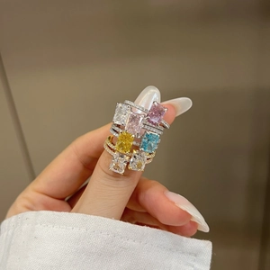 Gros plan de bagues en zircone rectangulaire colorée avec anneaux sertis de diamants