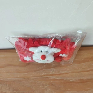 Détail du bandeau renne de Noël tricoté rouge avec flocons de neige dans son emballage