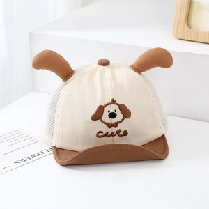 Détail d'une casquette en maille respirante pour bébé avec oreilles de chien et broderie