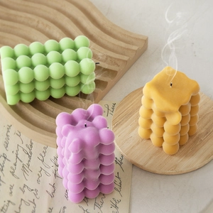 Set di candele profumate a bolle e onde in verde, viola e giallo per decoro casa