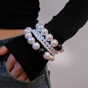 Bracelet multicouche en perles d'imitation au design géométrique et accents noirs
