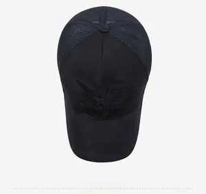 Draufsicht auf Camouflage-Baseballkappe mit atmungsaktivem Mesh und schwarzem Sticklogo