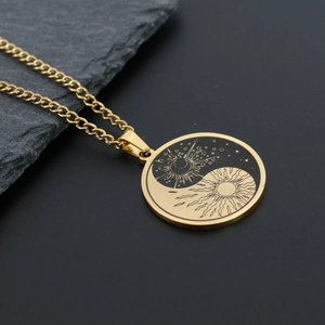 Détail du pendentif doré yin yang soleil et lune sur un fond texturé professionnel
