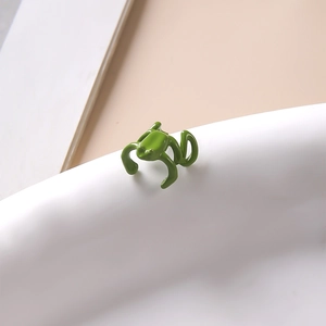 Détail d'un protège-oreille grenouille verte de style punk gothique sans perçage