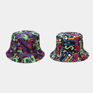 Dettaglio di cappelli a secchiello in tela nera con graffiti colorati e disegni