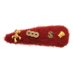 Fermaglio in peluche rosso con cavallo dorato, moneta e ciondoli portafortuna