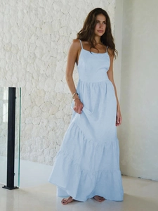 Robe maxi à volants bleu clair avec fines bretelles et dos nu style bohème