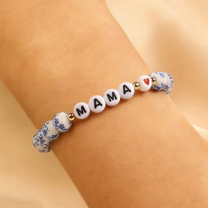 Bracciale elastico con perline MAMA e perline in porcellana floreale blu sul polso