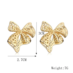 Detail view of hollow bow earrings with dimensions 2.7x3cm and 7g weight in gold finish