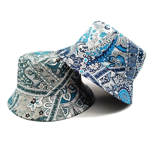 Bobs réversibles avec motifs paisley bleu et vert pour une protection solaire chic