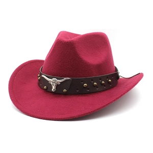 Cappello da cowboy bordeaux in feltro con testa di toro e cinturino borchiato