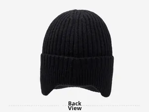 Vista posteriore dettagliata di un cappello lavorato a maglia nero con paraorecchie invernale