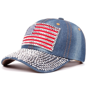 Détail de casquette en jean avec drapeau américain en strass et rivets argentés