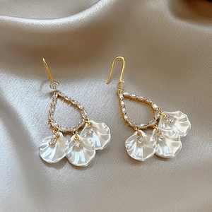 Boucles d'oreilles dorées avec strass et pampilles en coquillage blanc sur soie