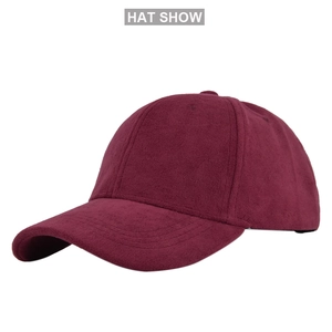 Detailopname van bordeauxrode baseballpet van imitatie-suède met versterkte stiksels