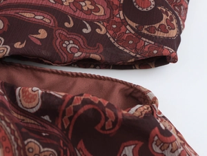 Dettaglio del tessuto in chiffon con stampa paisley vintage e cuciture di alta qualità