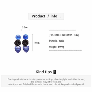 Détails des boucles d'oreilles en résine avec perles bleues, rose noire et cœur violet