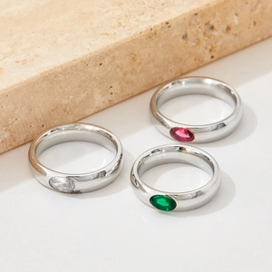 Edelstahlring-Set mit ovalen Smaragden und Diamanten auf beigem Steindisplay