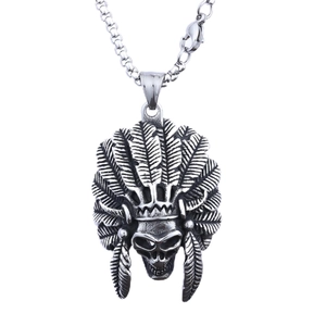 Collana con pendente teschio indiano argento in stile vintage su sfondo bianco pulito