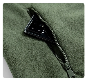 Dettaglio della giacca in pile verde militare con tasca con cerniera funzionale