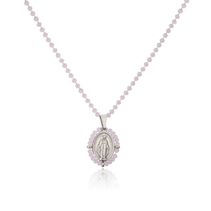 Details einer rosa Kristallperlenkette mit silbernem Jungfrau Maria Reliefanhänger