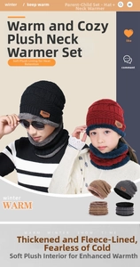 Detail van winter gebreide muts en sjaal set met dikke fleece voering voor warmte