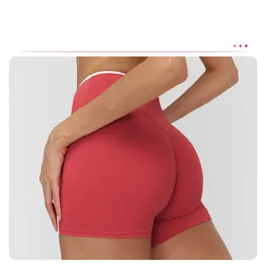 Vue détaillée du short de yoga montrant la couture en V pour un effet galbant fessier