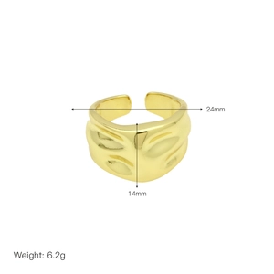 Detailed specs of the gold hammer-textured wide ring with 24mm diameter and 6.2g weight