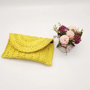 Pochette a busta in paglia di mais giallo limone fatta a mano per stile estivo