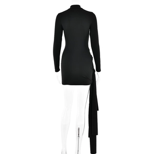 Détail arrière de la mini robe noire à manches longues avec un long ruban latéral élégant