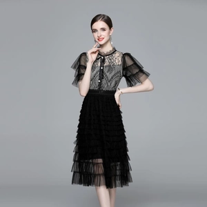 Robe élégante en dentelle noire et mesh à volants avec col montant et jupe en tulle multicouche