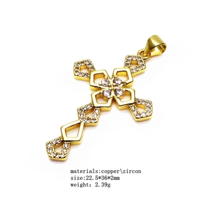Détail du pendentif croix en cuivre plaqué or 14K avec oxydes de zirconium et mesures