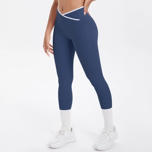 Détail du legging de yoga taille haute avec taille croisée contrastée en forme de V blanc