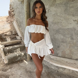 Dettaglio del set da spiaggia bianco due pezzi con texture a volant e minigonna a laccetti