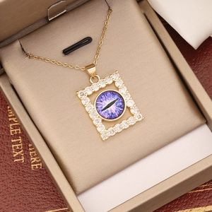 Detail einer 18K Goldkette mit Zirkonia-Quadrat-Böser Blick-Anhänger in einer Geschenkbox