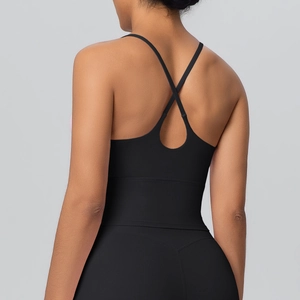 Détail de la découpe dorsale à bretelles croisées sur la brassière noire