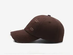 Seitenansicht der dunkelbraunen Vintage-Baseballkappe mit Victorious-Stickerei